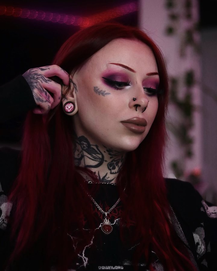 Instagram post by @wormlord5000 for Custom Plugs. Caption reads: [...] best friend🩷 thank you so much....