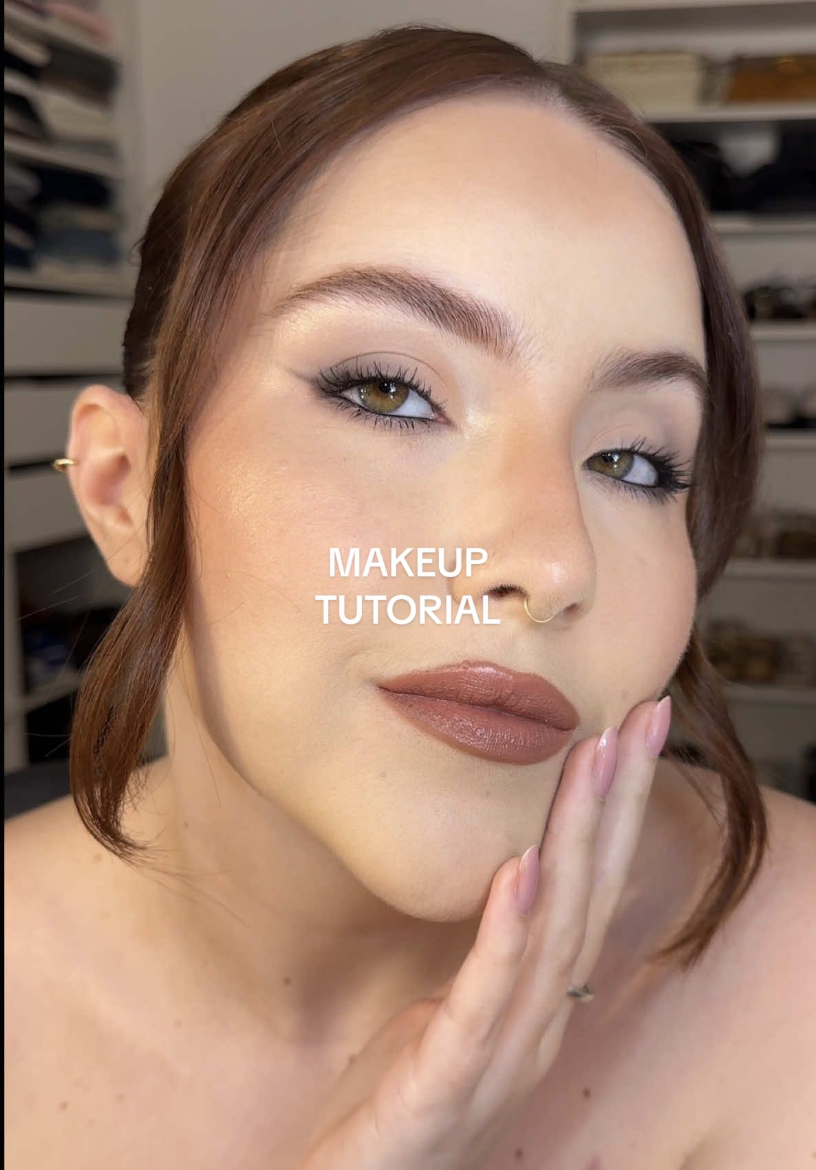 TikTok post by @molindmann for Too Faced. Caption reads: Tutorial de maquiagem express em 30min ☆ Corretivo....