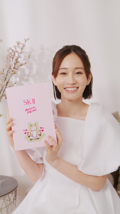 Instagram post by @atsuko_maeda_official for SK-II Japan. Caption reads: 使い始めて3年目🌸
自分の肌に今日もありがとうって気持ちで夜スキンケアをする時間が1番好き。
肌は....