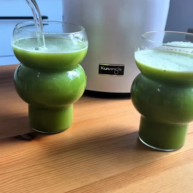 Instagram post by @fatmadan_lezzetlerr for Kuvings USA. Caption reads: Selam🤍Hallo
🇩🇪🍏 Grüner Detox-Saft mit dem....