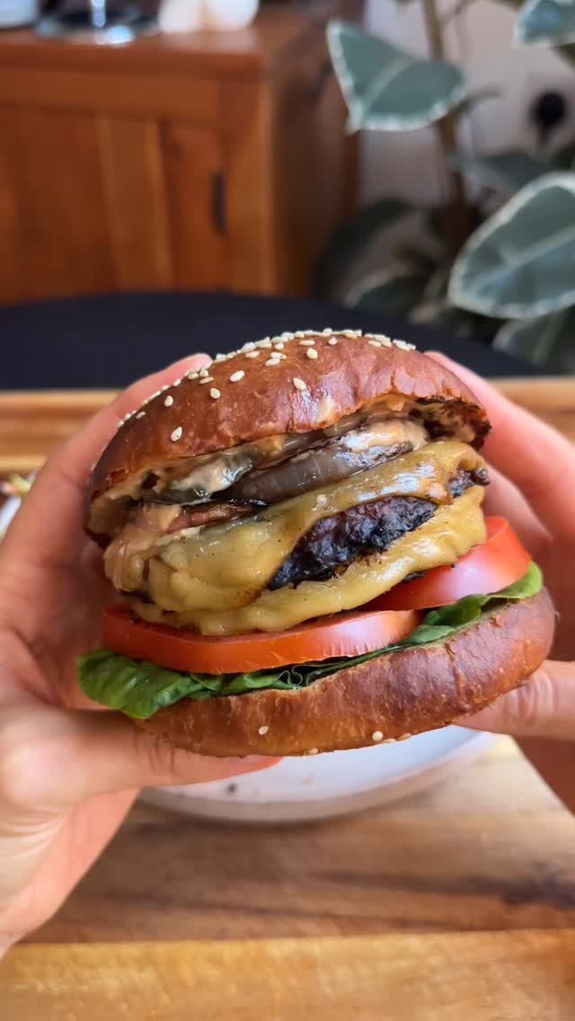 Instagram post by @sophiethenutritionist for Beyond Meat. Caption reads: AD EP 5 of the ‘don’t queue, make it yourself’....