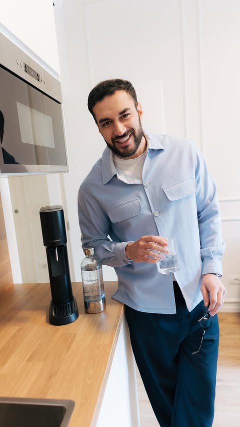 Instagram post by @lorenzo.riccardi17 for SodaStream. Caption reads: [...] frizzanti! Niente più casse d’acqua,....