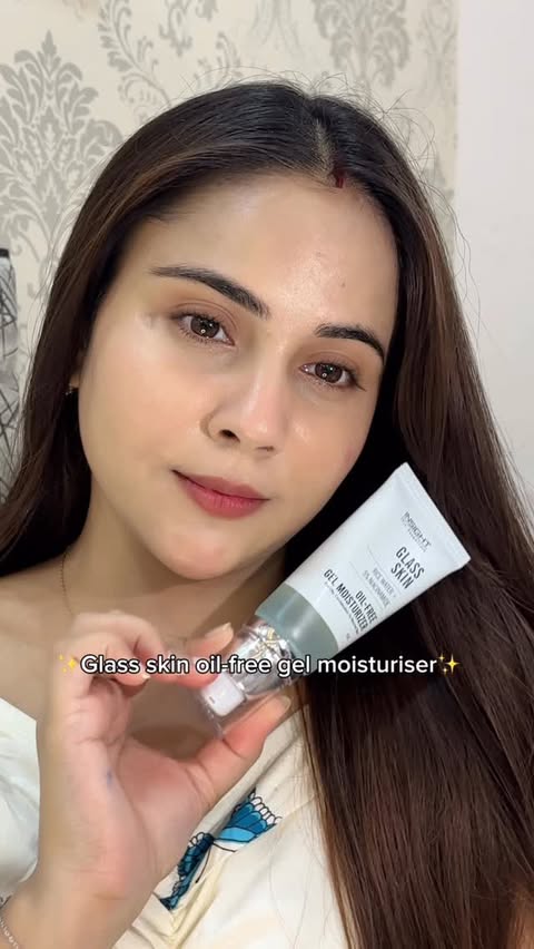 Instagram post by an influencer for Insight Cosmetics. Caption reads: [...] #oilfreemoisturizer #insightcosmetics....