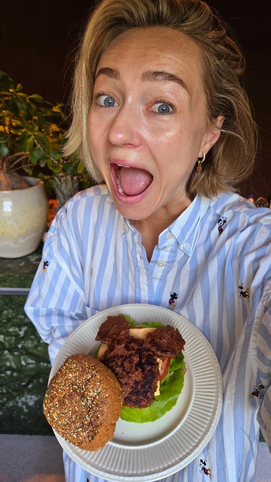 Instagram post by @carolienspoor for Beyond Meat. Caption reads: Vanaf nu vind je mijn favo plantbased burgers in....