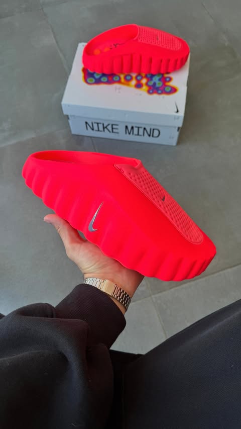 Instagram post by @cxstiillo for StockX. Caption reads: [...] #zapatillas #sneakers #pov #nikemind001....