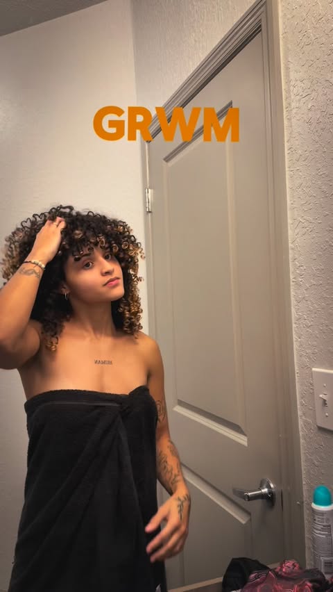 Instagram post by @rogzysanchez for Woxer. Caption reads: [...] ROGZY10 en la colección de SAN Valentín....