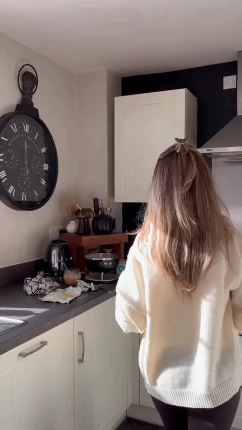 Instagram post by @molliescott for Cleanipedia. Caption reads: [...] range!! 🌸😱🍪 #ad #aurorablooms....