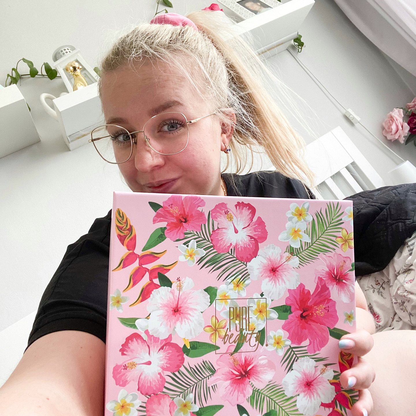 Instagram post by @maaarysiiia for FLOSLEK. Caption reads: Dzień Dobry w Weekend 💖🥰🛍️
Muszę Wam się....