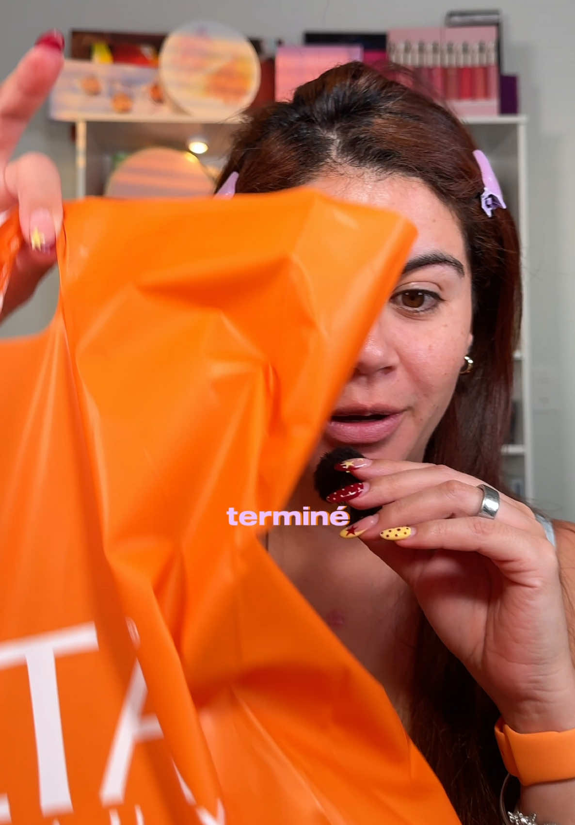 TikTok post by @makeupby_kathyore for Arrae. Caption reads: [...] cosas: Multivitamins Lemme bloat gummies....