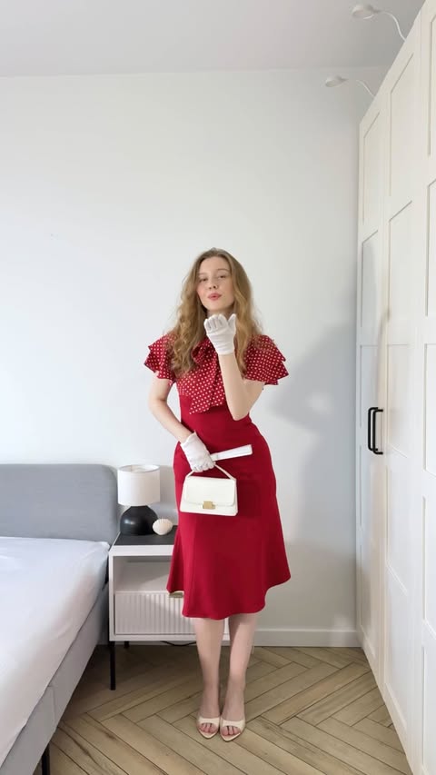 Instagram post by @yaanaa.r for Retro Stage. Caption reads: 20th century vibe with @retrostage_official....