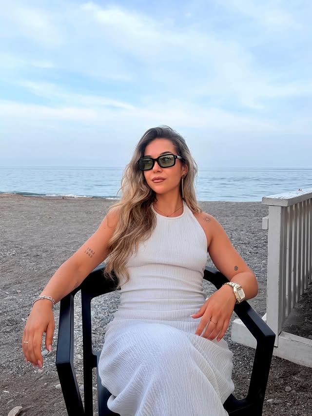 Instagram post by @maariazafra for Hawkers. Caption reads: [...] muyyy tranquilito 🌞🌴 *publi 🕶️:....