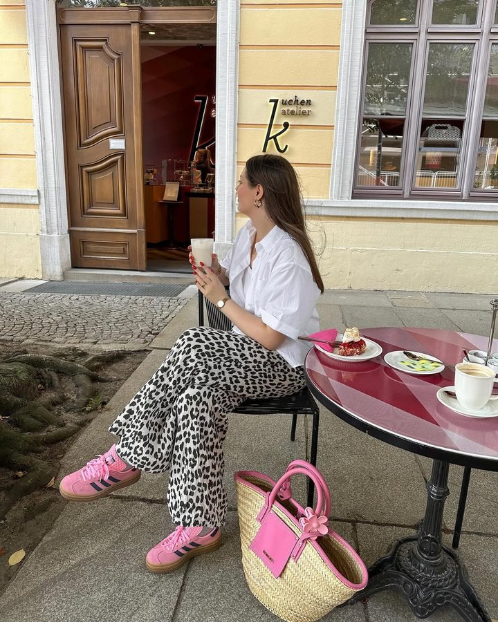 Instagram post by @elisaa.koch for SASSYCLASSY. Caption reads: september coffee dates @sassyclassy ☕️💗🐆
save....