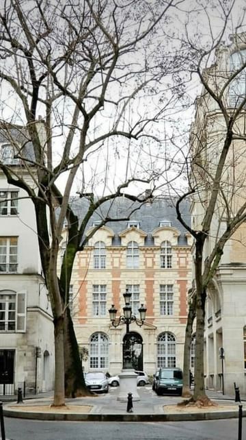 Instagram post by @magdazzle for Basil Hayden. Caption reads: #ad21+ Save these tips for the next time you host....