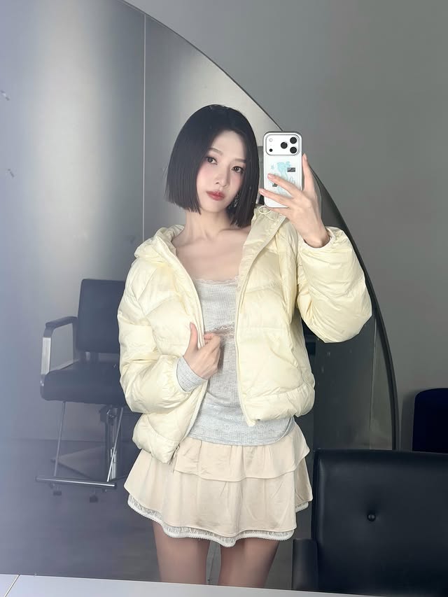 Instagram post by @_imyour_joy for New Balance. Caption reads: 🍋 @newbalance #AD #뉴발란스204 #뉴발란스우먼스 #뉴발란스플라잉구스다운.