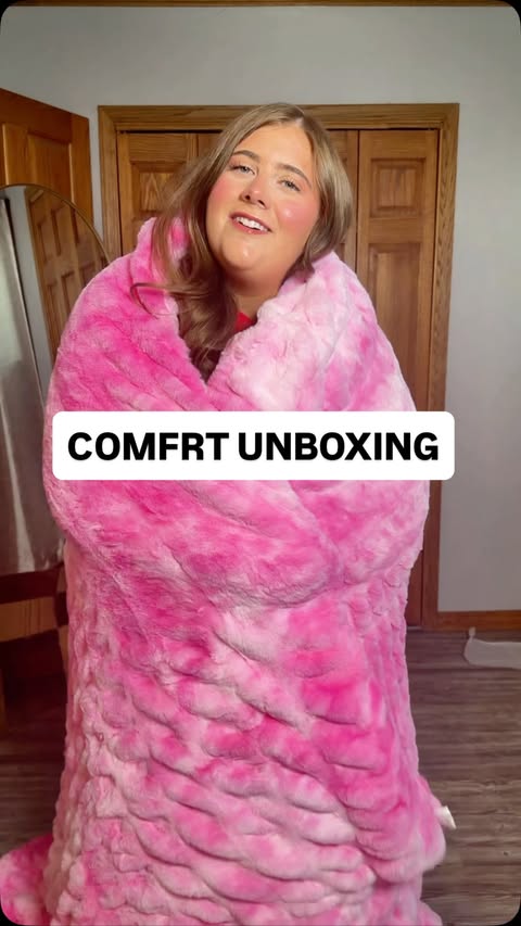 Instagram post by @thecandidcal_ for Comfrt. Caption reads: [...] is so colorful + comfy!! 🩷🌈 Comment COMFRT....