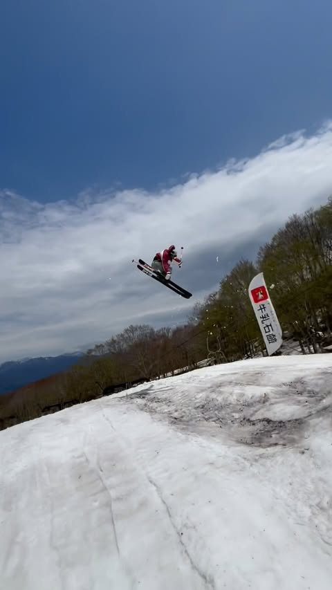 Instagram post by @akaneko_19 for ROXY. Caption reads: [...] #春スキー  #フリースキー女子 
 #pr #roxy #roxyjapan....