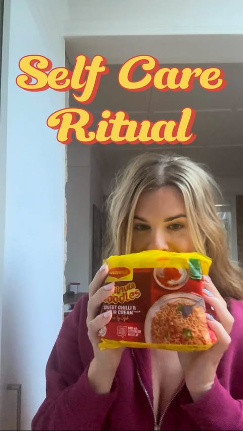 Instagram post by @katerevz for MAGGI Belgium. Caption reads: When the kids are occupied and you get 2 minutes....