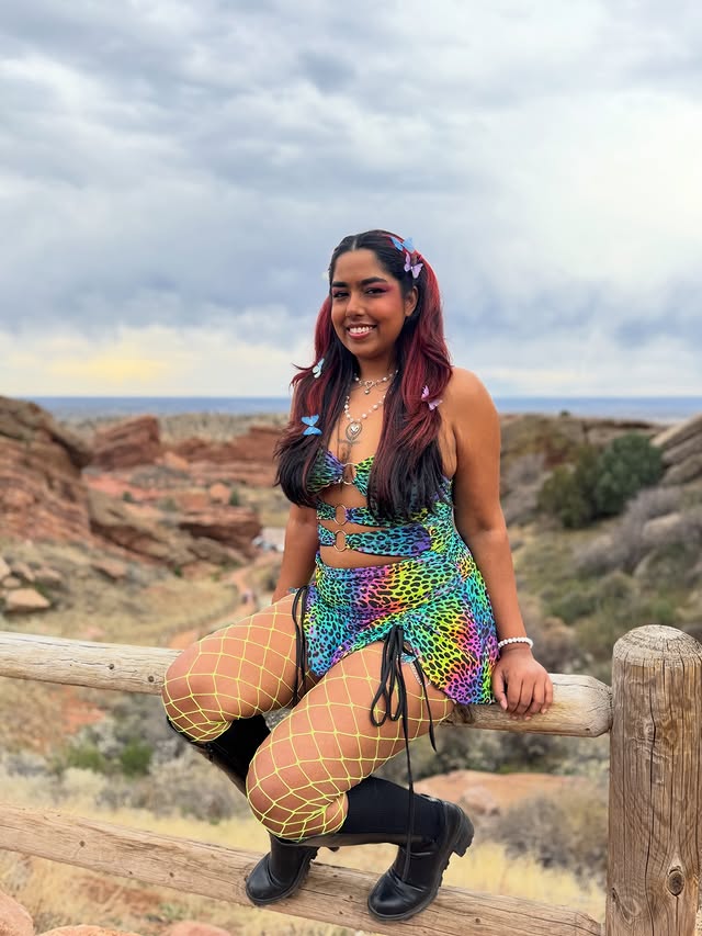Instagram post by @keepingupwithkhadijah for iHeartRaves. Caption reads: [...] with my besties 🥹 Entire fit is....