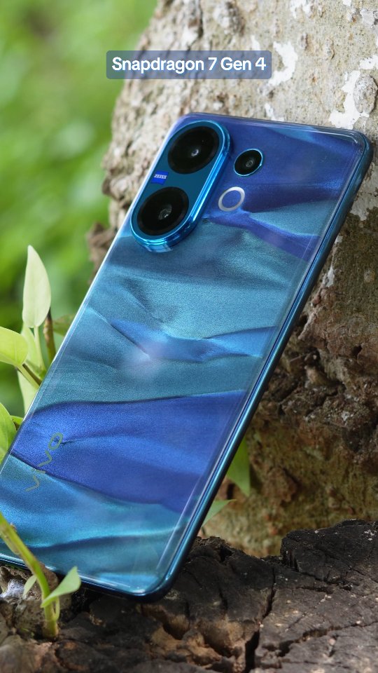 Instagram post by @techgujrati for Social Current India. Caption reads: vivo V60 launch થઈ ગયો છે ⚡ 

આ phone માં તમને....
