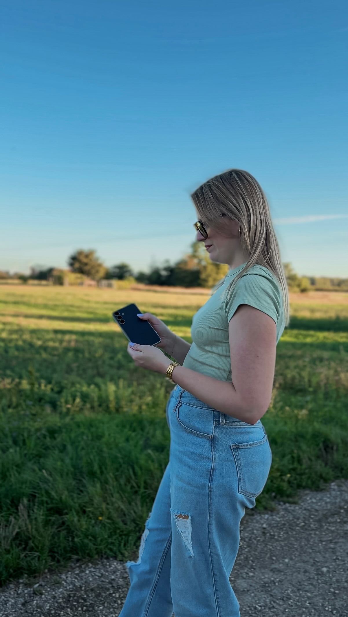 Instagram post by @mrsxtansch for Samsung. Caption reads: *Werbung | Der perfekte Moment? Mit dem neuen....