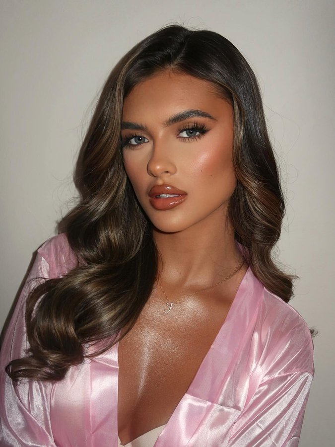 Instagram post by @alishaheapmakeup for Doll Beauty. Caption reads: VS angel 🪽🫦💕✨

Full face of @__dollbeauty_
Doll....