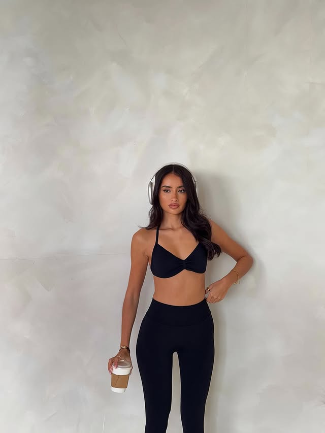 Instagram post by @elliecasei for Yeoreo. Caption reads: everyday uniform♟️ 
@yeoreo_official #yeoreo ad.