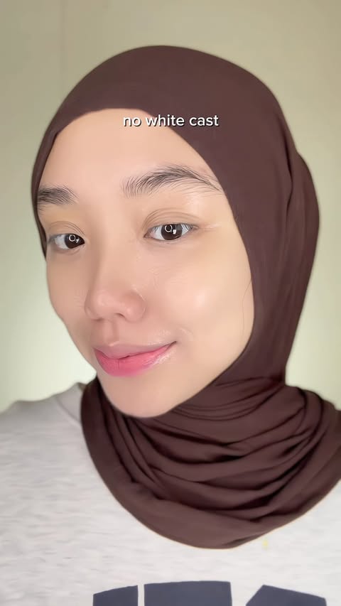 Instagram post by @husnaaa.d for Facerinna. Caption reads: [...] that actually loves your makeup 🤍....