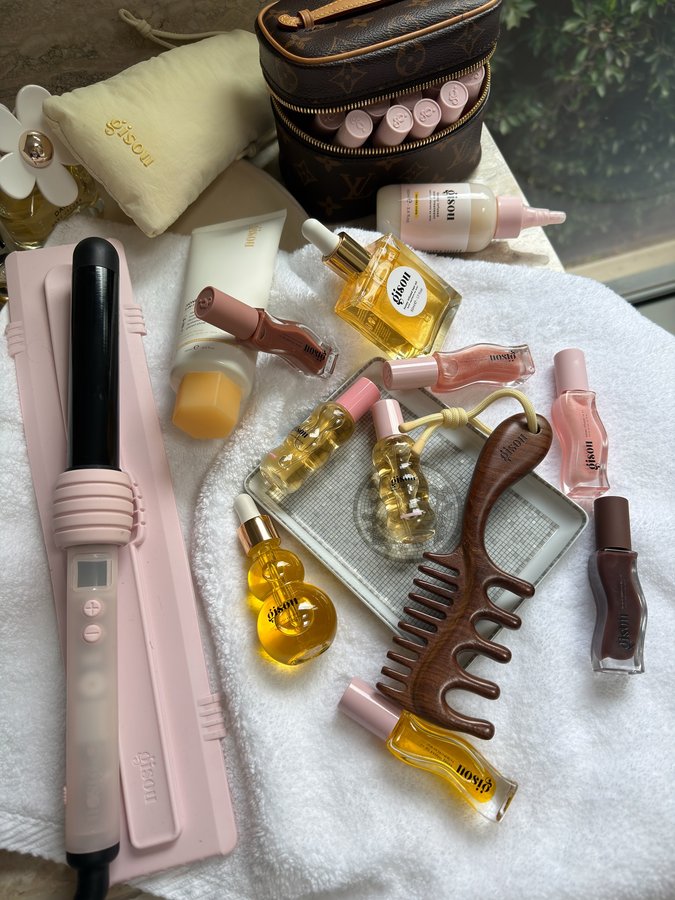 Instagram post by @moodpourtoi for Gisou. Caption reads: Call me Honey 🍯🐝🌸 @gisou Girls! Hi Honey. Love....