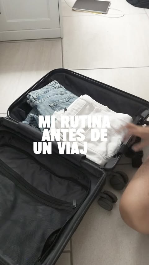 Instagram post by @denissealegriac for Dr.Melaxin. Caption reads: Mi rutina antes de un viaje con @dr.melaxin_global....