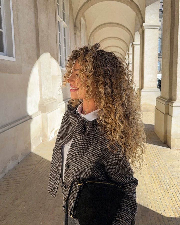 Instagram post by an influencer for Sézane. Caption reads: annonce, @sezane Fall outfits 🍂.
