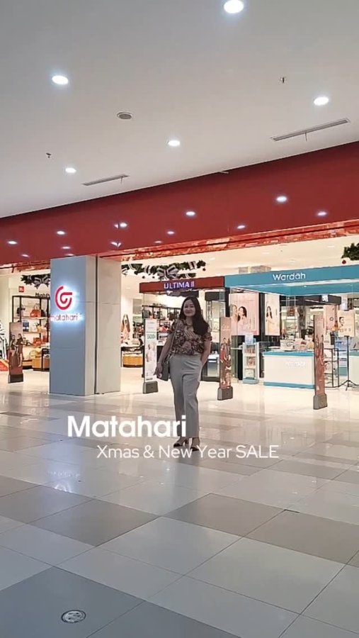 Instagram post by @eyuliarita for Matahari. Caption reads: [...] Christmast and New Year Sale di Matahari....