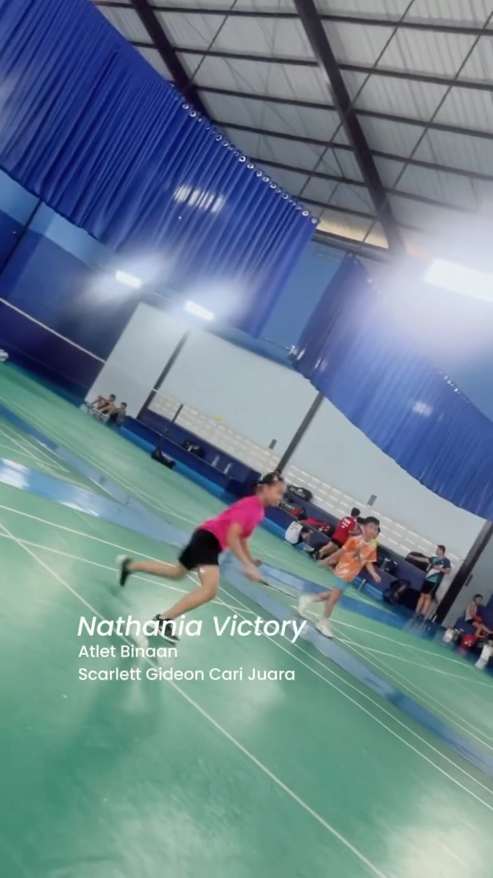 Instagram post by @gideonbadmintonacademy for Scarlett Whitening. Caption reads: Kerja keras, disiplin, dan mimpi besar — tiga....