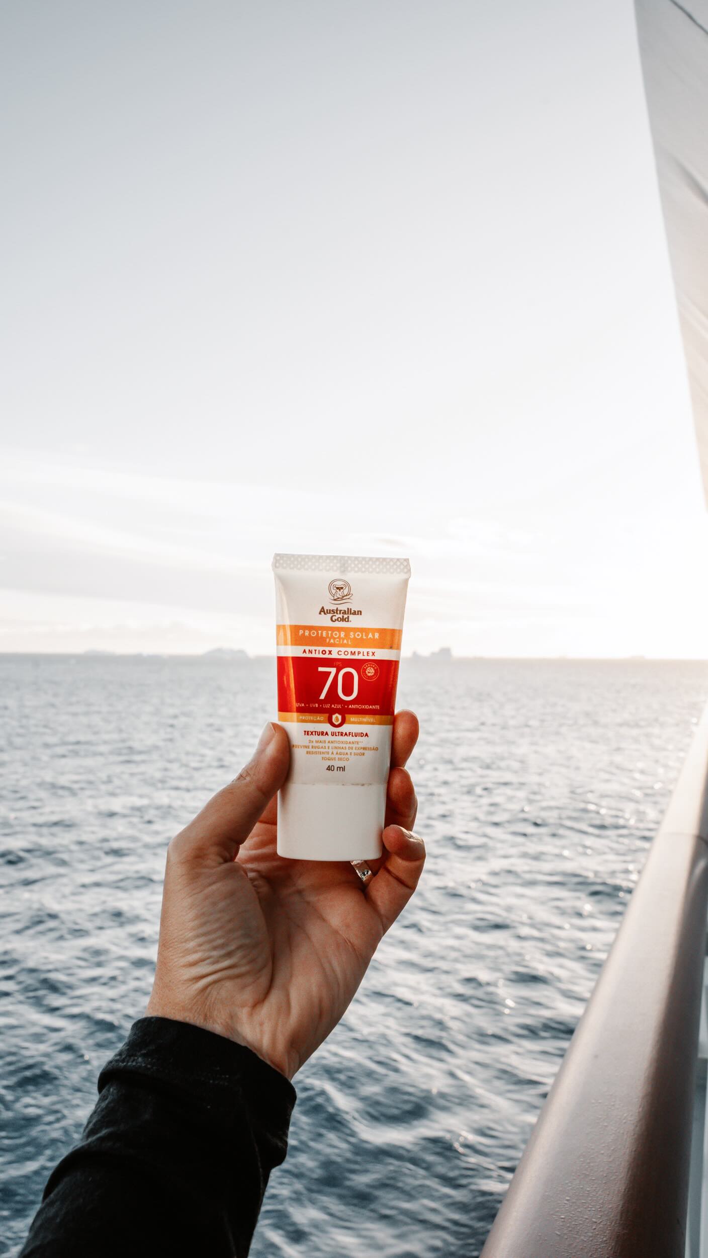 Instagram post by @maysasantoro for Australian Gold. Caption reads: Na Antártica, o sol engana: a luz vem de todos os....