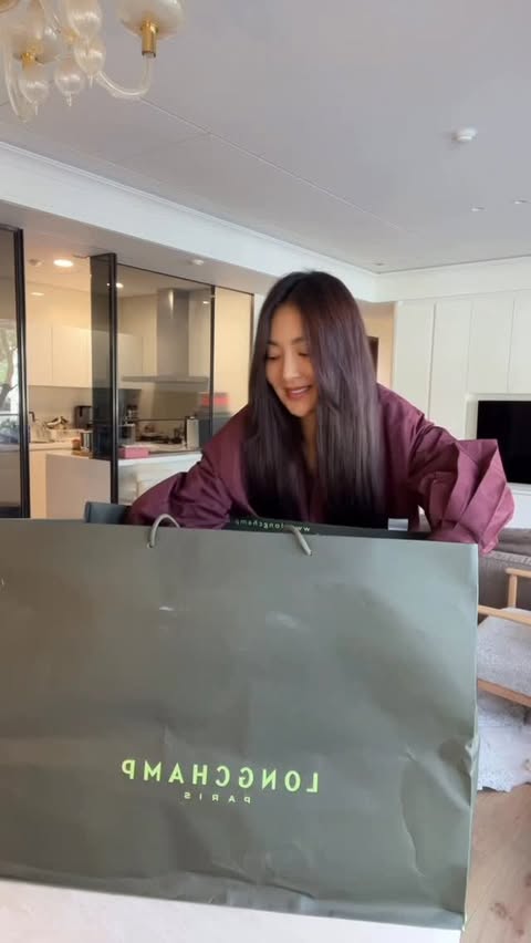 Instagram post by @5400wu for Longchamp. Caption reads: Longchamp 開箱😍
天啊～裡面全是我的菜❤️‍🔥 #longchamp [...].