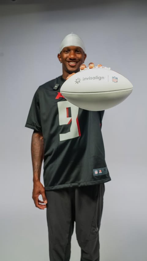 Instagram post by @themp9 for Invisalign. Caption reads: [...] that through a smile. That’s why @themp9....