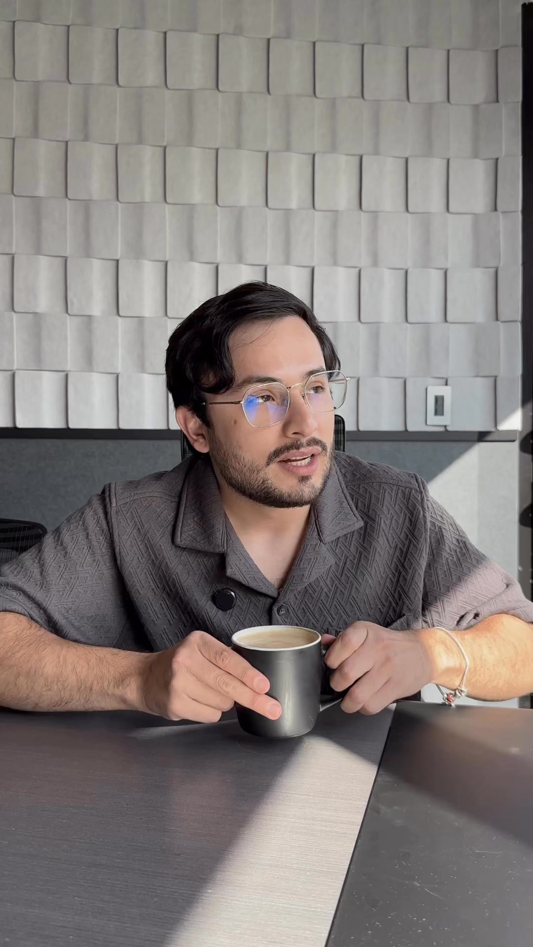 Instagram post by @lapanzaesprimero1 for Sensodyne. Caption reads: Disfruta lo que más te gusta, sin preocuparte 🦷✨....