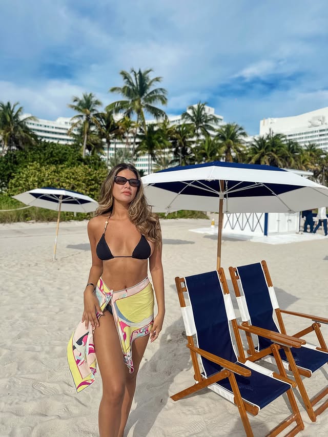 Instagram post by @albariquelme for Hawaiian Tropic. Caption reads: Foto 1 o 2 de portada? 🧐 ayudaaa.