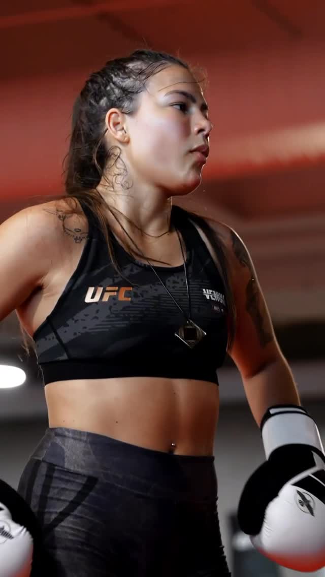 Instagram post by @luanasantosmma for AiresTech. Caption reads: [...] while I train! 🔋💪 
Always with my....