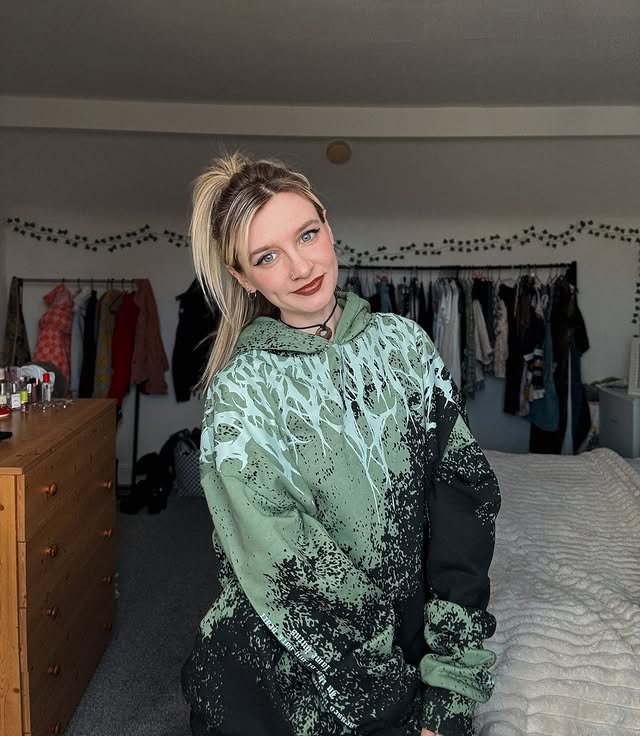 Instagram post by @bludaisy__ for STAY COLD APPAREL. Caption reads: [...] KIRSTY10 . . . #altoutfits #altgirl....