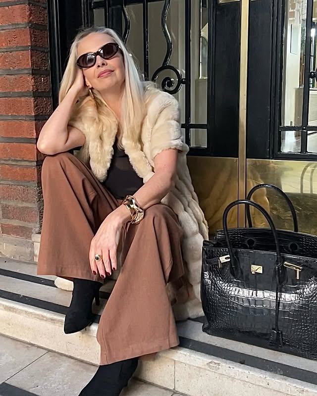 Instagram post by @chic50style for Linticoshop. Caption reads: [...] my favourite brown trousers from....