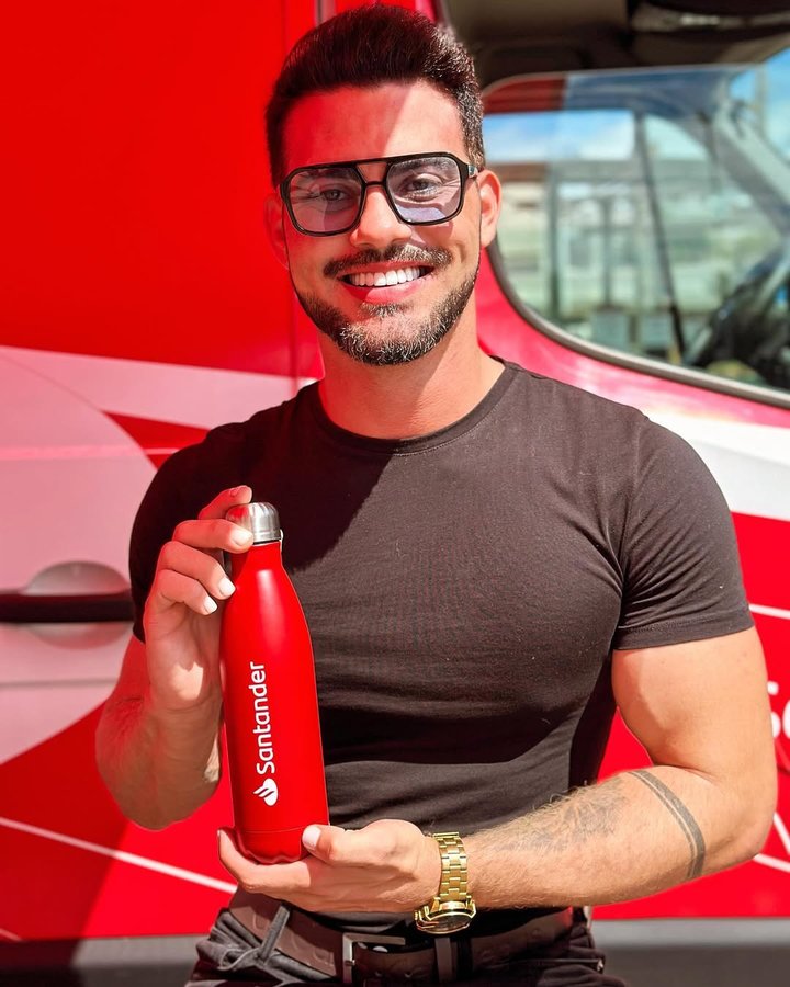 Instagram post by @williamalkmin for Santander. Caption reads: Job de hoje @santanderbrasil supervisão....