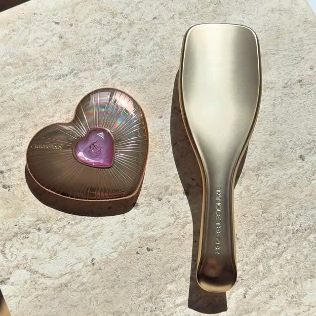 Instagram post by @nazlisk for Tangle Teezer. Caption reads: Hiçbir yerde bulamadığım o 2 ürün😍....