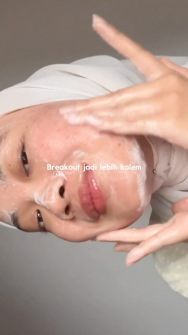 Instagram post by @ratughania for Scarlett Whitening. Caption reads: Dibalik layar ya aku masih sering ngerasa takut....