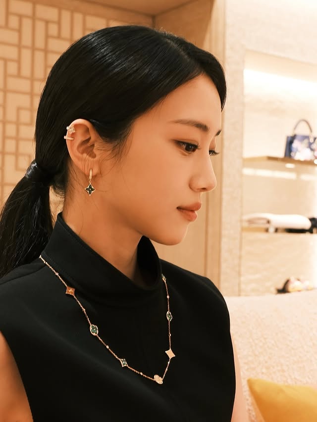 Instagram post by @hwanywayeon for Louis Vuitton. Caption reads: @louisvuitton #광고 #LVFineJewelry #LouisVuitton....