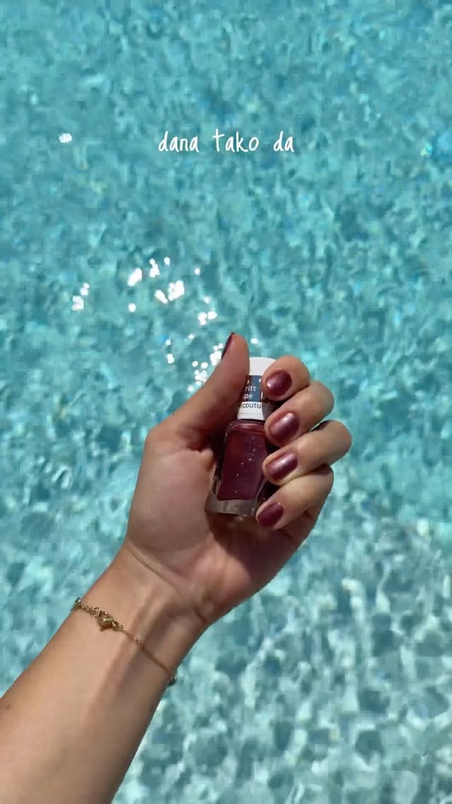 Instagram post by @martinafilic for essie. Caption reads: [...] manikura. ☀️💦✨ Obožavam što Gel by Essie....
