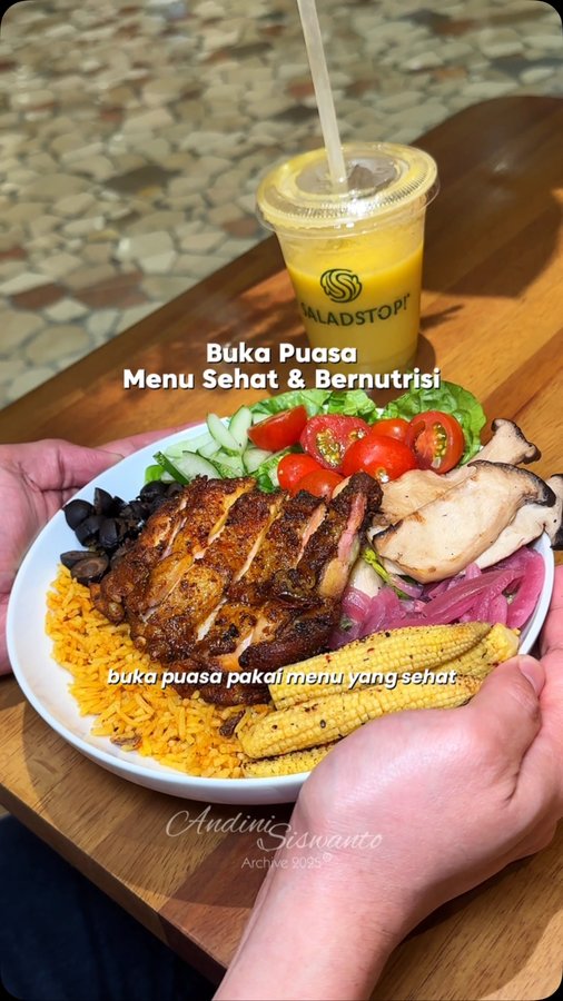Instagram post by @jktfoodhub for SaladStop!. Caption reads: [...] cuz pake menu sehat yuk! Kali ini SaladStop!....