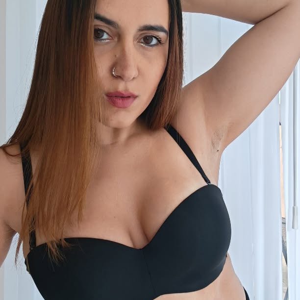 Instagram post by @sandrittaqp for MagicBra. Caption reads: Who needs magic tricks when you’ve got this bra?....