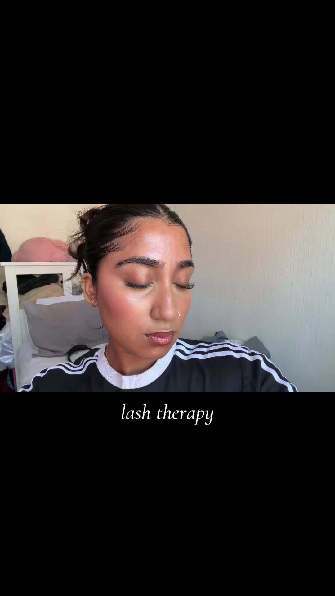 TikTok post by @kirtthi_x for Airycute Lashes. Caption reads: [...] 🤍 #lashes #clusters #tutorial....