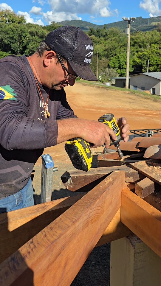 Instagram post by @juninhocarpinteiro for Stanley 1913. Caption reads: QUANTO VALE UMA FERRAMENTA??? @stanley.brasil....