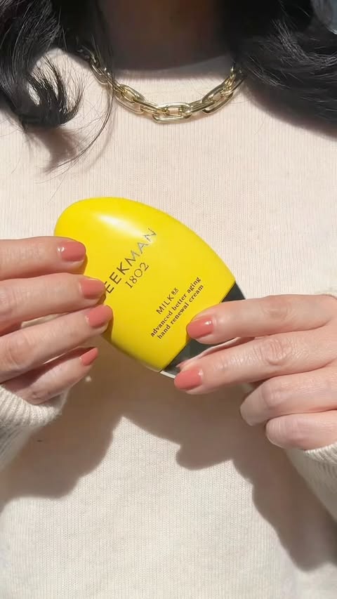 Instagram post by @beautybanchanwithchristykim for Beekman 1802. Caption reads: [...] way down to the rest of my body too.....
